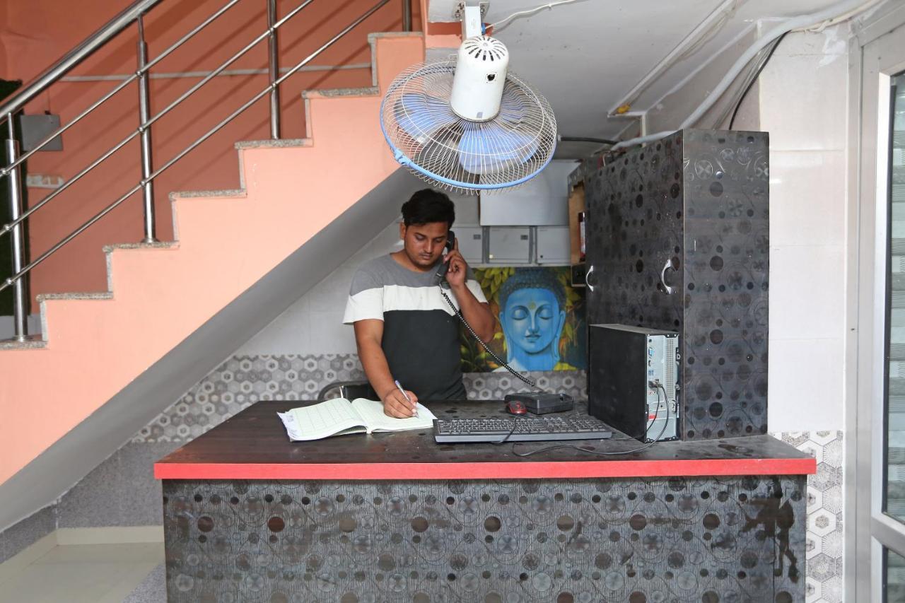 Oyo 22221 Yadav Hotel Bhiwadi ภายนอก รูปภาพ